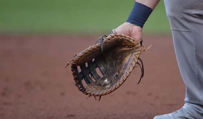 what is the difference between a first baseman's glove