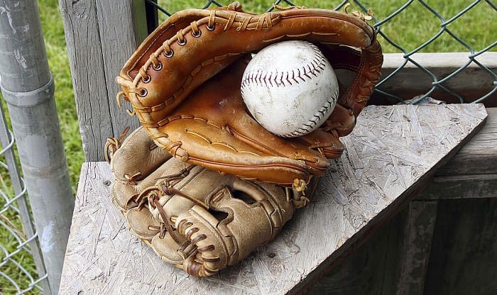 what is the difference between softball and baseball gloves
