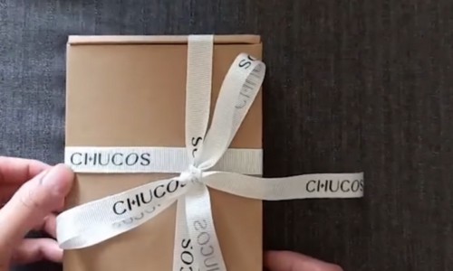 Add-Ribbon-or-Bow-into-the-gift-box