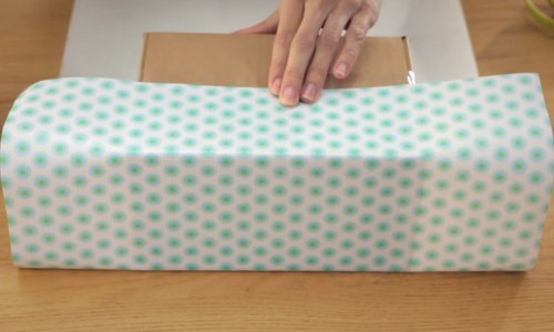 Fold-the-Flaps-of-gift-box